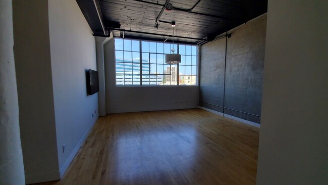 Building Photo - Amazing DTLA Loft Available Now!