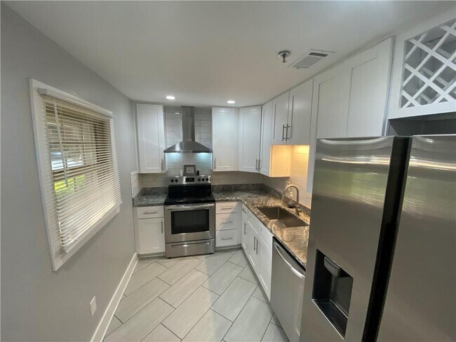 Building Photo - 3117 Colonial Way