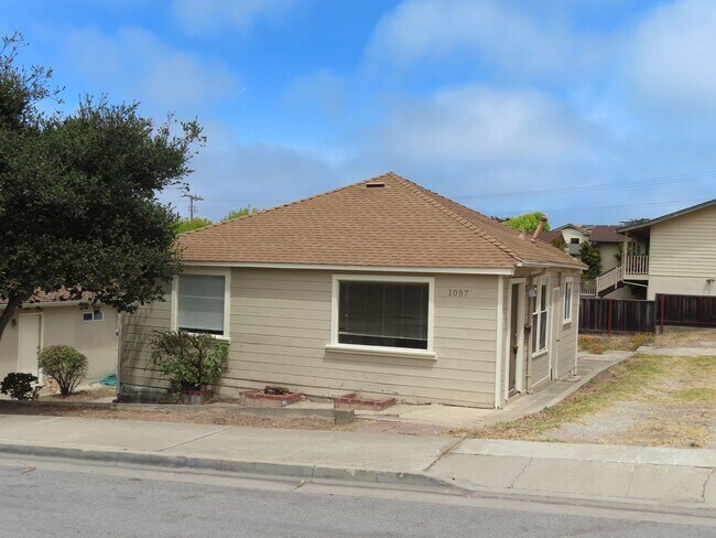 Building Photo - Wonderful unit in desireable location in M...