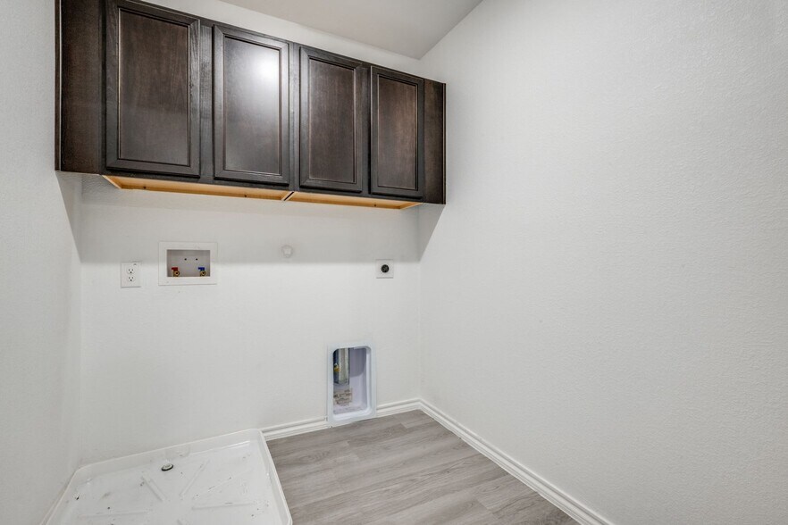 Building Photo - 3537 Brentwood Dr