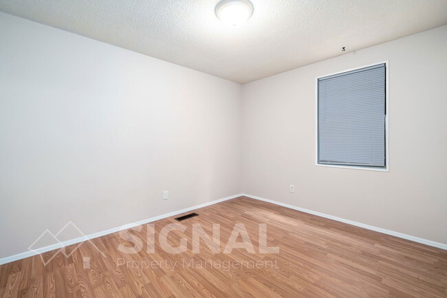 Building Photo - 5040 Oak Leaf Cir