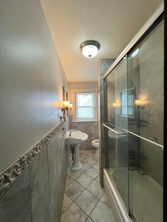 Building Photo - 3 Bedroom Apartment Available w/ 2 car garage