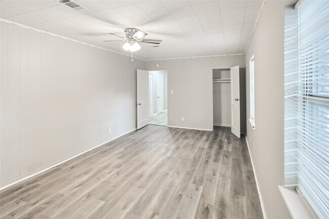 Building Photo - 1106-12th 1/2 12th 1/2 St N