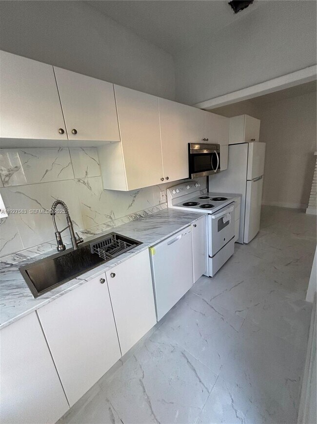 Building Photo - 568 SW 3rd St