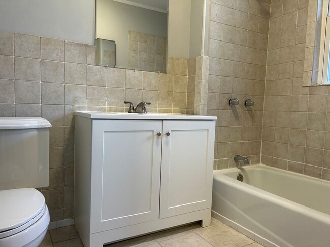 Building Photo - Charming 2 bedroom 1 bathroom, recently renovated single family home