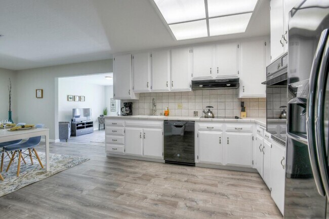 Building Photo - 546 Woodstock Way