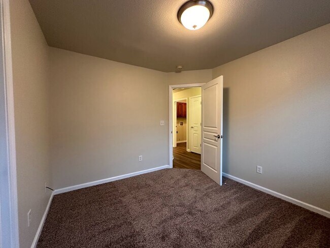 Building Photo - Well maintained home in desirable neighborhood!