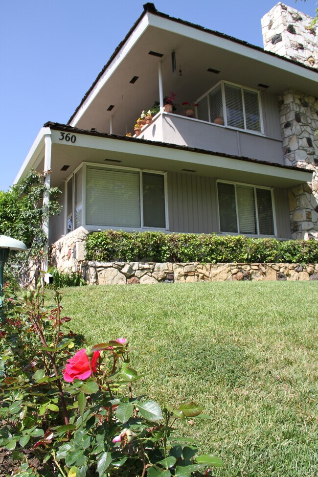 Building Photo - 360 Cliff Dr