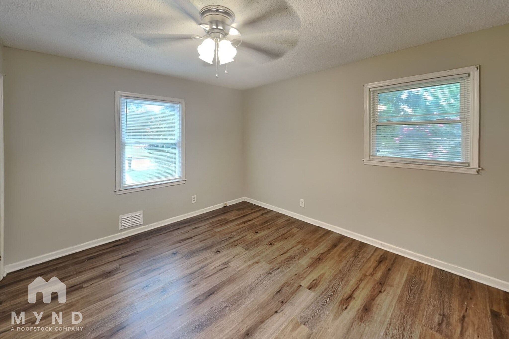 Building Photo - 2559 Park Dr