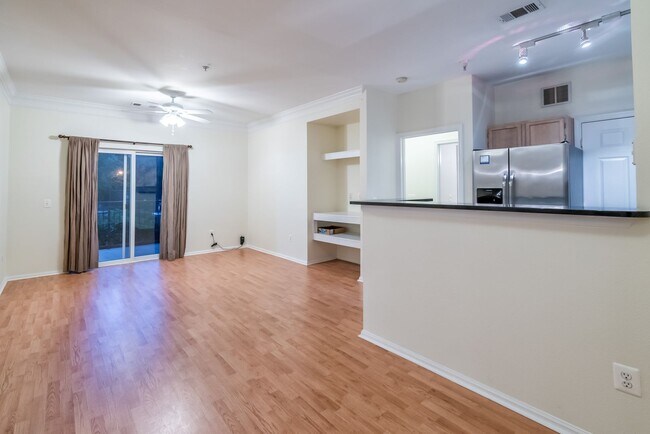 Building Photo - Beautiful 2 Bed 2 Bath Condo Beautiful Com...