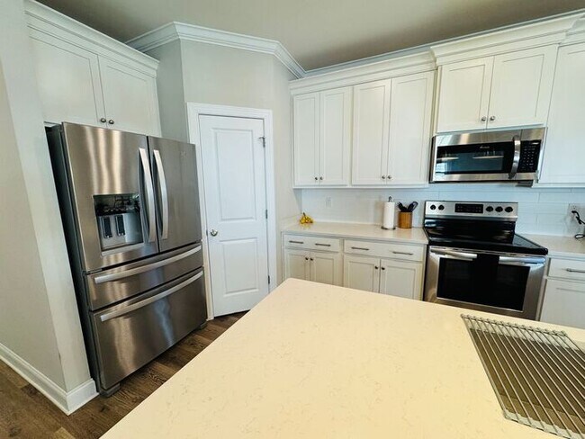 Building Photo - Pre-leasing for an April Move in-TOWN MADISON