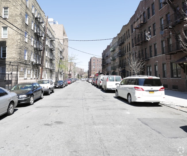 Building Photo - 3018 Holland Ave