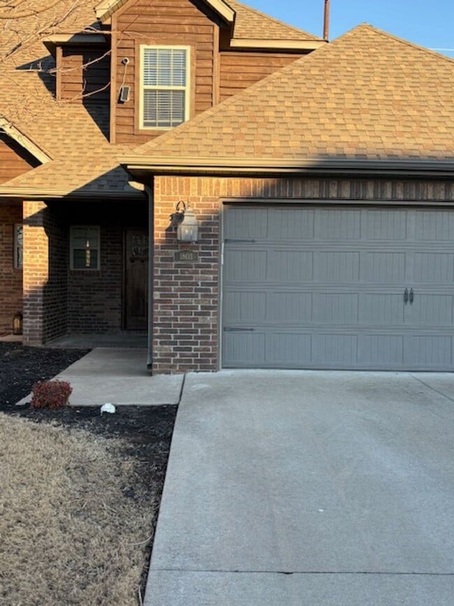 Building Photo - BEAUTIFUL TOWNHOUSE IN A GREAT LOCATION!!!