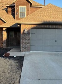 Building Photo - BEAUTIFUL TOWNHOUSE IN A GREAT LOCATION!!!
