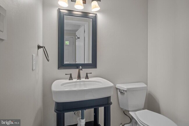 Building Photo - Conveniently Located Townhouse with Versatile Living Spaces