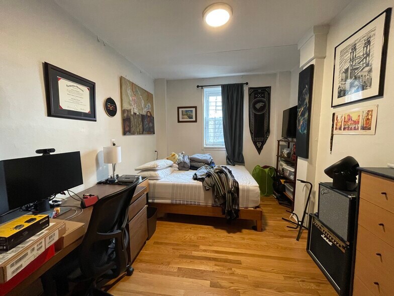 Building Photo - 682 Parker St