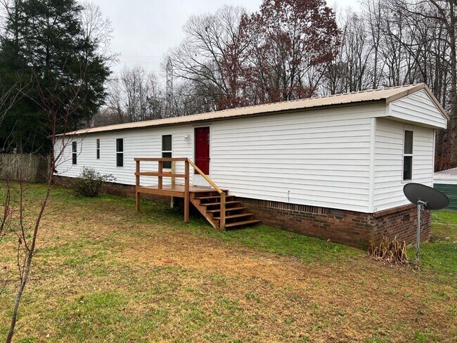 Building Photo - 2 Bed/2 Bath Home - Large Private Wooded Lot - Great Location - Large Covered Back Deck - Storage...