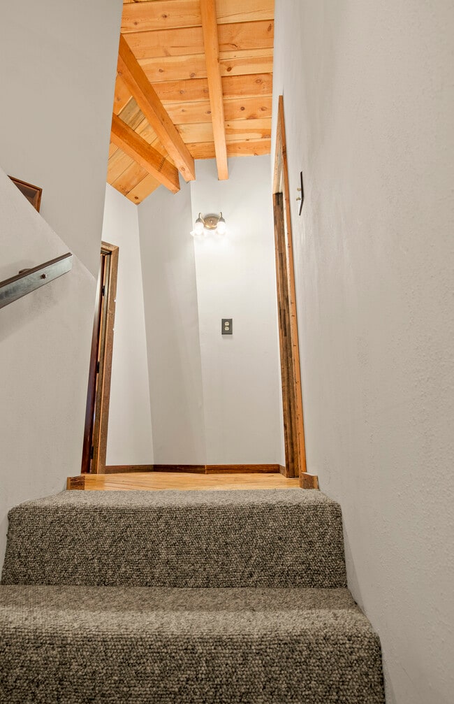 Building Photo - 2888 Echo Cave Ovi