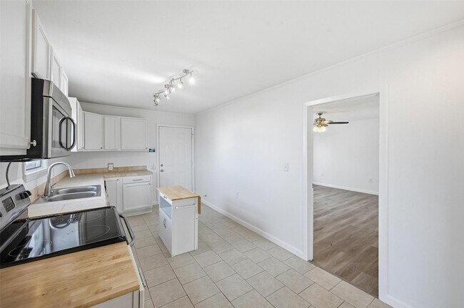 Building Photo - 418 Russell St