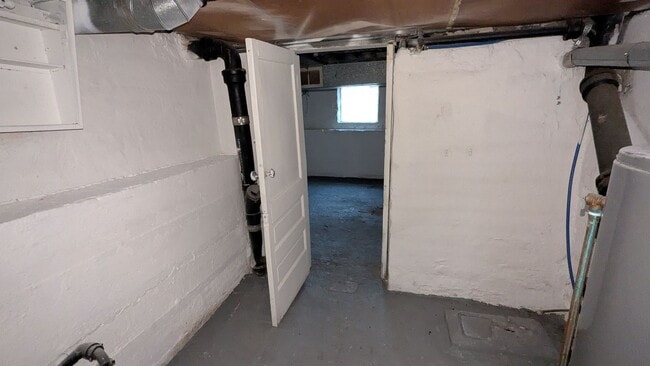 Building Photo - Charming 5-bedroom home located in the heart of Akron