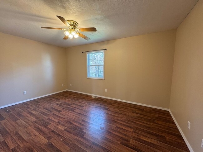 Building Photo - Freshly Painted Beautiful 3 Bedroom, 2 Bat...