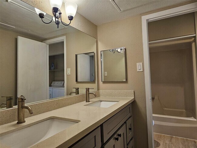 Building Photo - 2818 S Bartell Dr