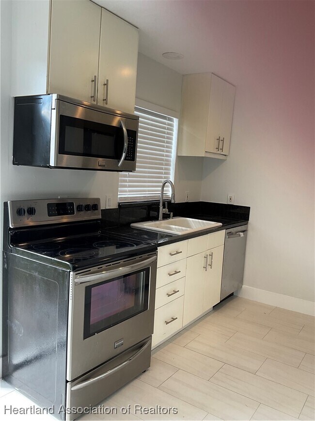 Building Photo - 113 Jasmine Ct