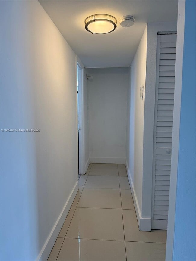 Building Photo - 9460 Fontainebleau Blvd