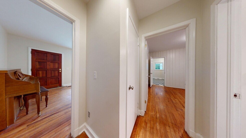 Building Photo - Super Cute Cottage 1 mile from Toomers Corner