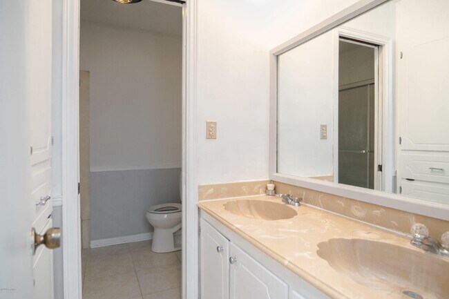 Building Photo - 111 Valencia Dr