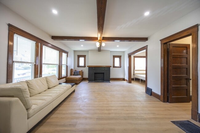 Building Photo - 1496 E 107th St