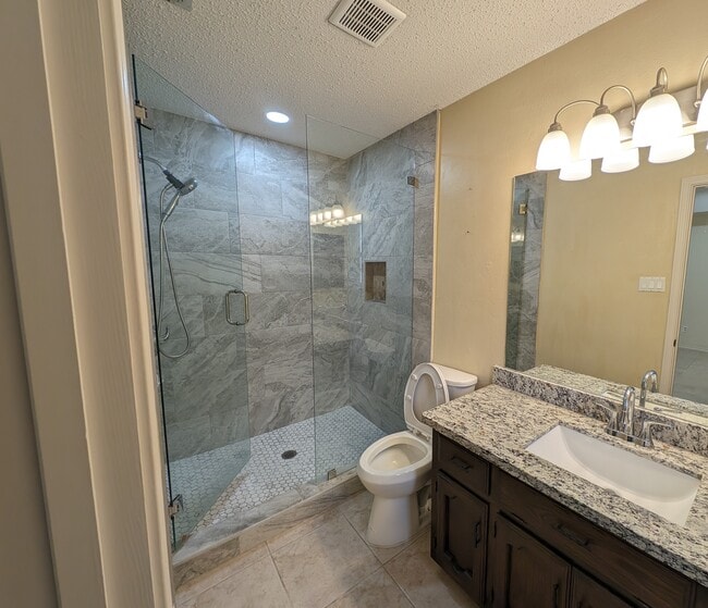 Building Photo - 2213 Lake View Dr