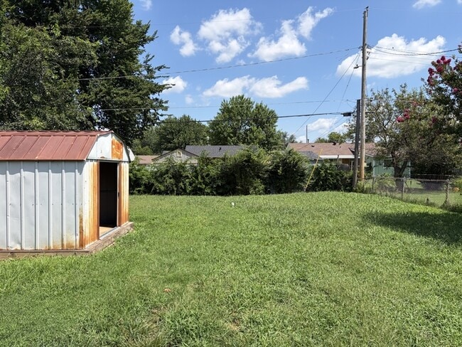 Building Photo - 411 E Showalter Dr