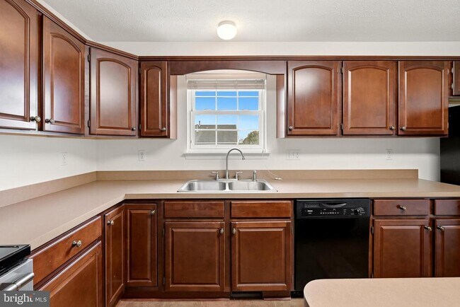 Building Photo - 2068 Stoneleigh Dr
