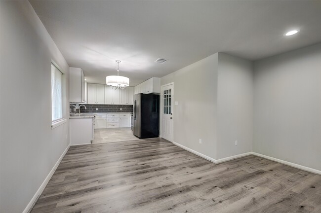 Building Photo - 5451 Loch Lomond Dr