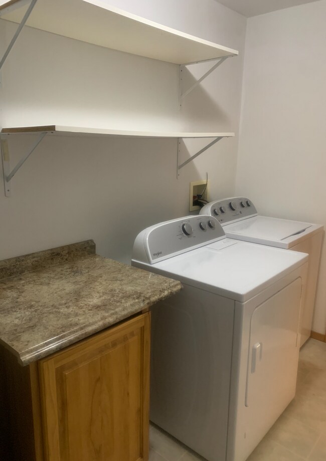Building Photo - 3 bed/ 2 bath Ranch Style single family ho...