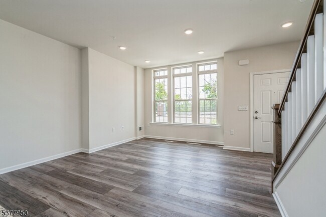 Building Photo - 27 S Davenport St