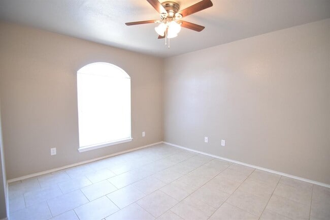 Building Photo - 1403 Saddle Dr