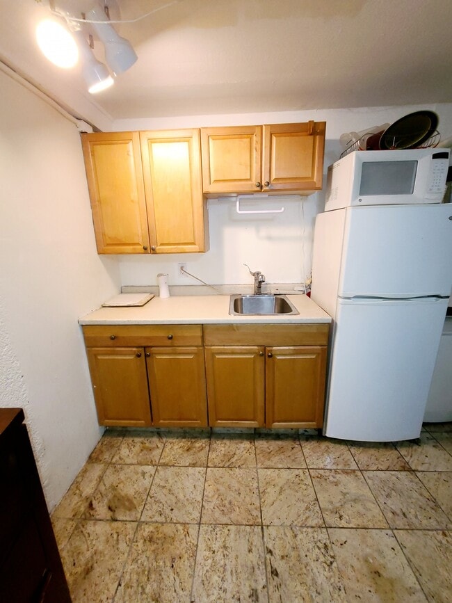 Building Photo - 300 Burns St