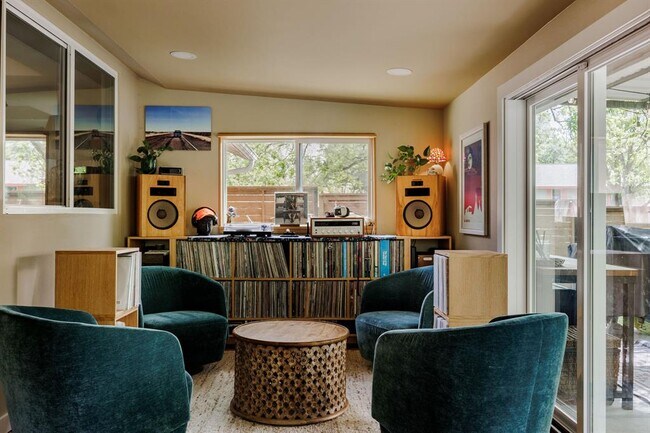 Building Photo - 9101 Heatherwood Dr