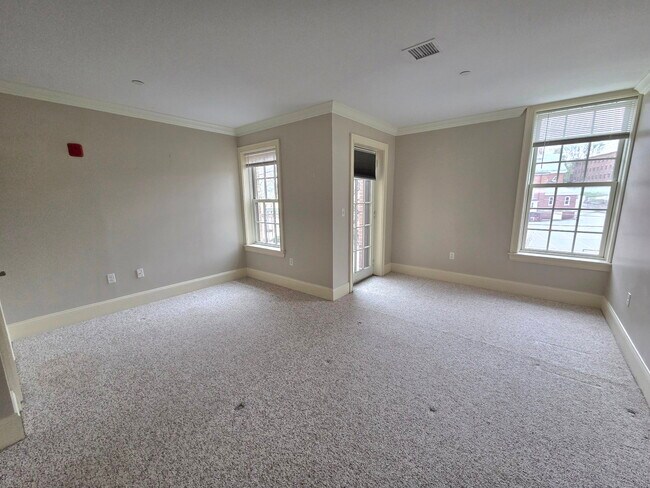 Building Photo - 286 Main St