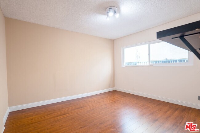 Building Photo - 446 S St Andrews Pl