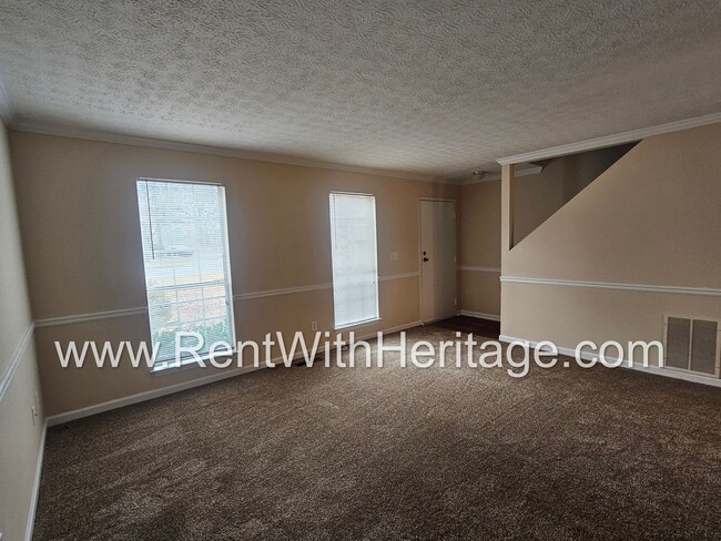 Building Photo - AWESOME 2 BEDROOM / 1.5 BATH APARTMENT IN ...