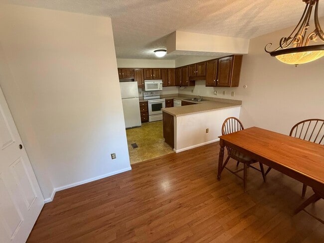 Building Photo - 430 Williamsburg Ln NW