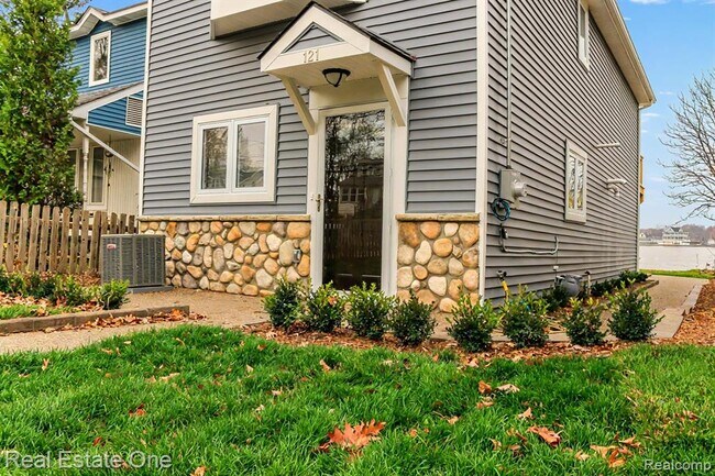 Building Photo - 121 N Shore Dr