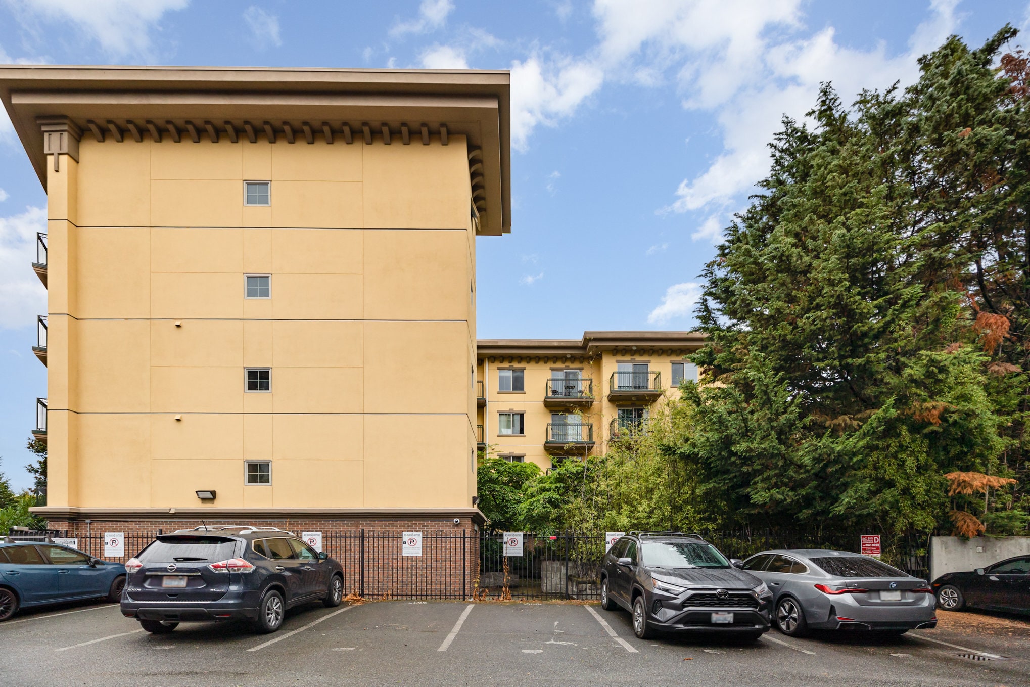 Building Photo - 700 E Denny Way