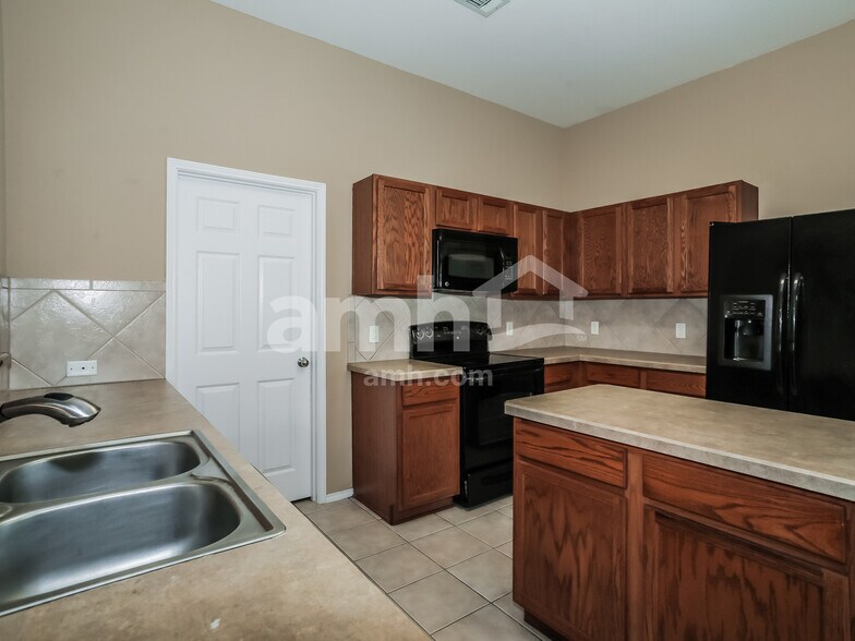 Building Photo - 2024 Shady Glen Trail
