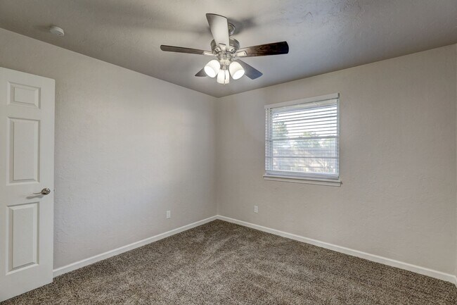 Building Photo - Spacious Elegance: Open Floor Plan, Dual V...