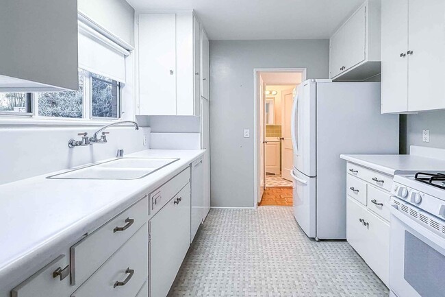 Building Photo - 5243 Village Green