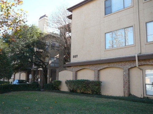 Building Photo - 807 W 25th St